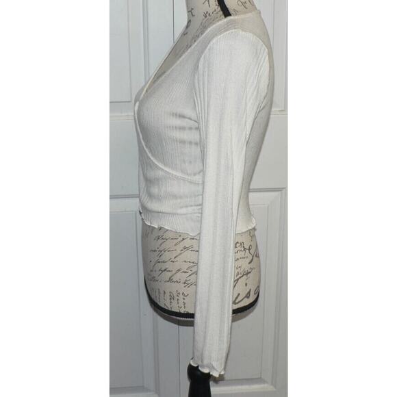 La La Land Creative Women's V-Neck Cropped Lettuce Edge Long Sleeve Top In White - Picture 4 of 6